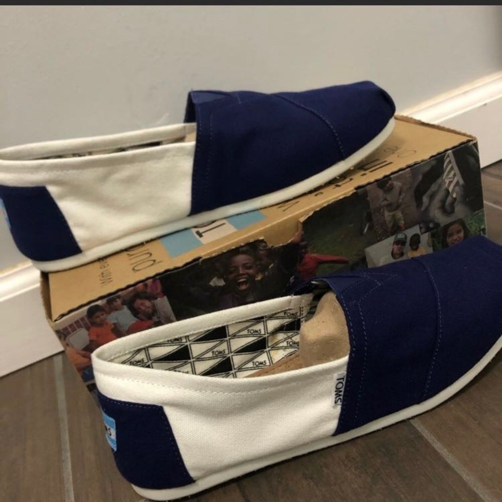 White and blue toms!